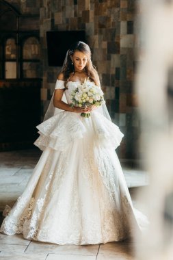 Kapalı poz genç güzel gelin