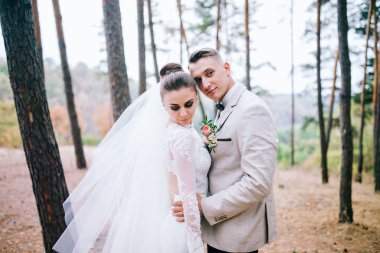  ormanda poz yeni evli genç çift