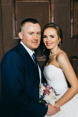 genç güzel çift kapalı poz