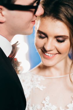 mutlu genç güzel çift poz 