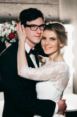 mutlu genç güzel çift kucaklayan 