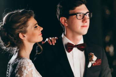 mutlu genç güzel çift poz 