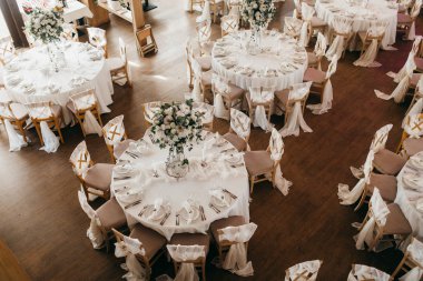 Güzel düğün günü masa dekorasyonu