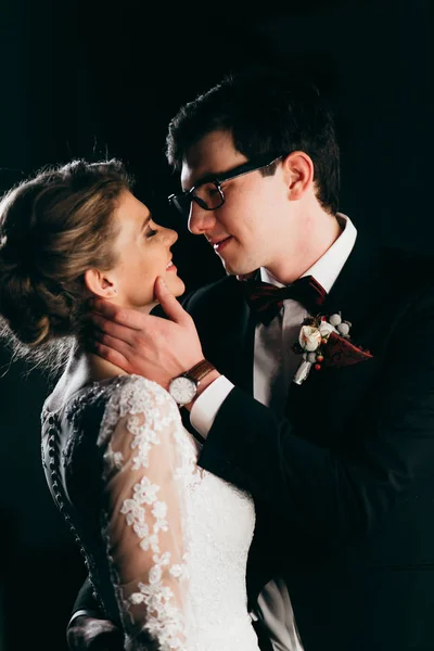 Jovem Feliz Belo Casal Abraçando — Fotografia de Stock