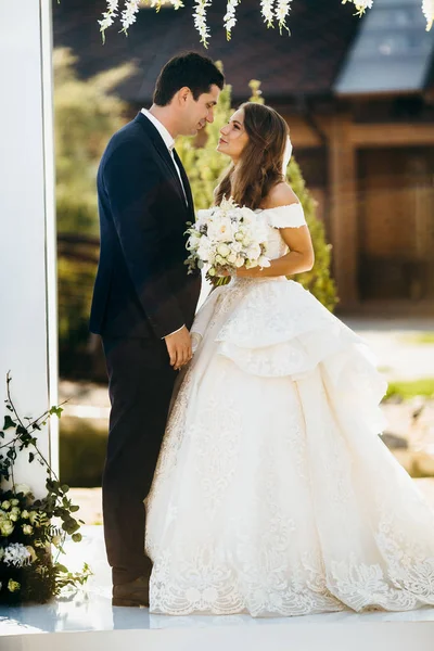 Couple Heureux Jeunes Mariés Sur Cérémonie Mariage — Photo