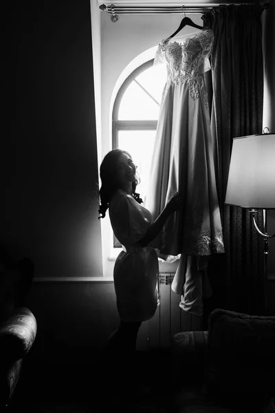 Mladá Krásná Nevěsta Pózuje Šaty — Stock fotografie