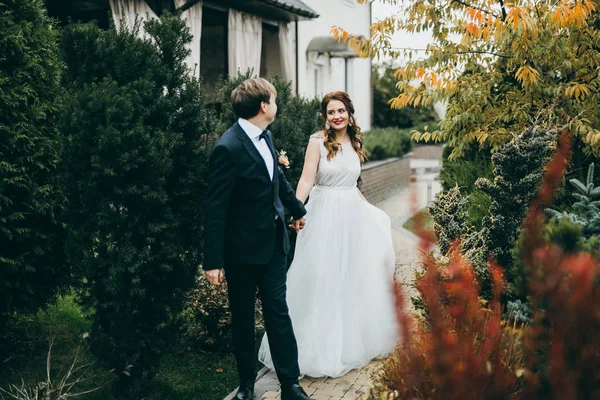 Mooie Jonge Paar Jonggehuwden Wandelen — Stockfoto