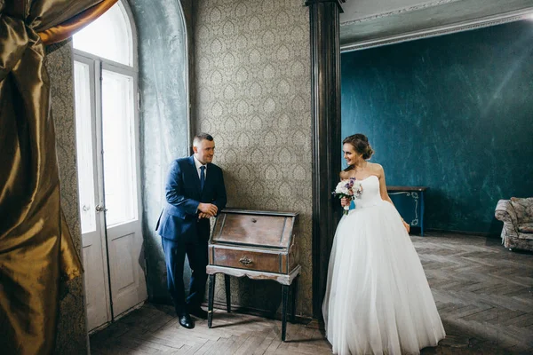 genç güzel çift kapalı poz