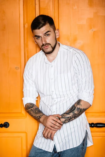 yakışıklı delikanlı kapı arka plan üzerinde poz