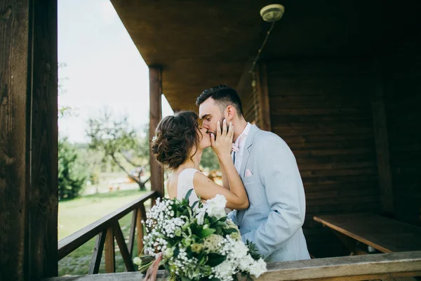 Feliz Casal Jovens Recém Casados Beijando — Fotografia de Stock