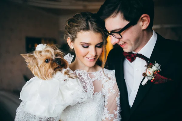 mutlu genç güzel köpekle çift