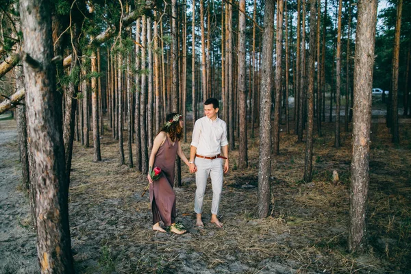 Felice Bella Giovane Coppia Nella Foresta — Foto Stock