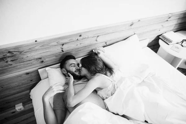 Giovane Coppia Mattino Letto — Foto Stock