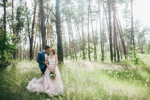 Glückliches Paar Junger Frischvermählter Küsst Sich Wald — Stockfoto