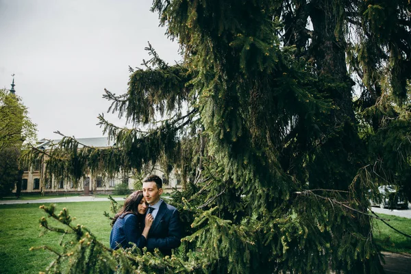 Açık havada güzel genç çift