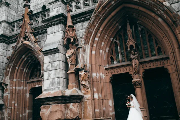 Glücklich Junges Schönes Paar Der Kathedrale — Stockfoto
