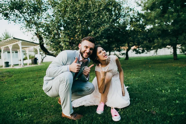 Casal Feliz Jovens Recém Casados Com Polegares Para Cima — Fotografia de Stock