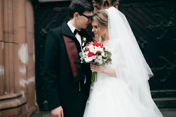 Jovem Feliz Belo Casal Por Catedral — Fotografia de Stock