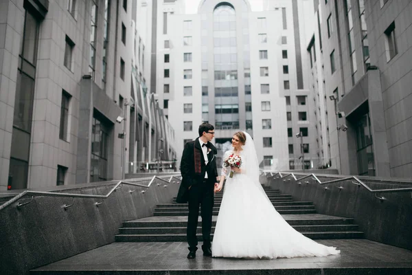 Jovem Feliz Belo Casal Cidade — Fotografia de Stock