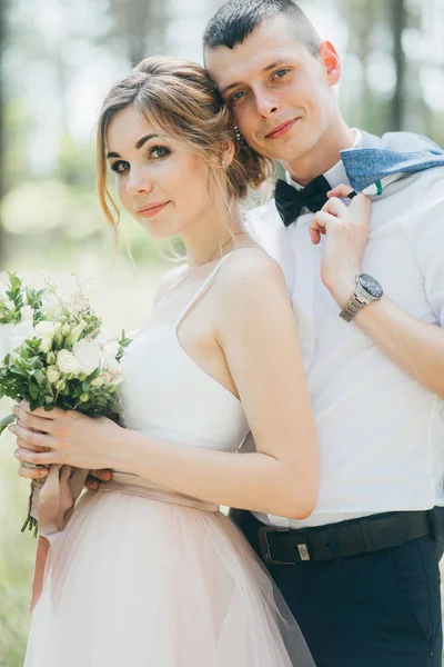 Feliz Pareja Jóvenes Recién Casados Bosque —  Fotos de Stock