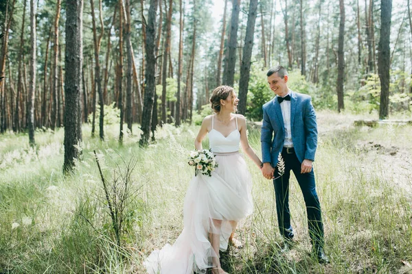 Ormanda yeni evlenmiş mutlu bir çift