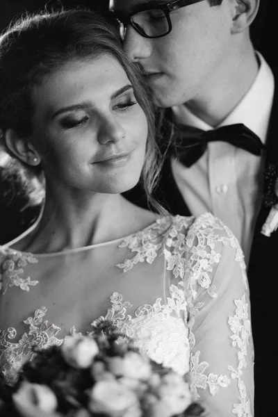 mutlu genç güzel çift poz 