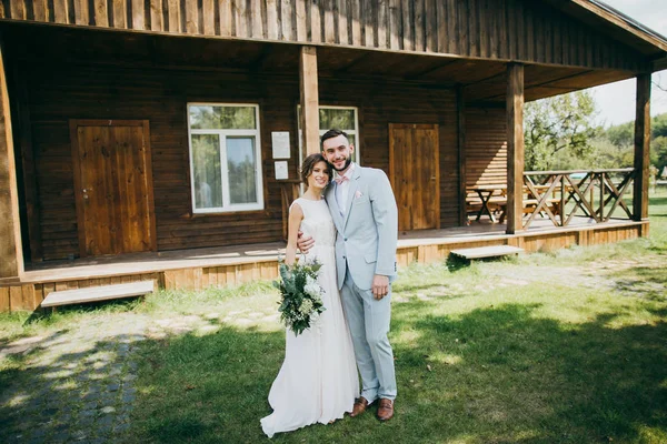 木造住宅の若い新婚夫婦の幸せなカップル — ストック写真
