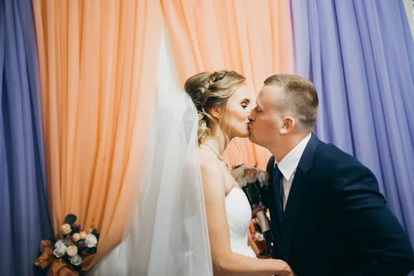 Casal Feliz Recém Casados Cerimônia Casamento Beijando — Fotografia de Stock