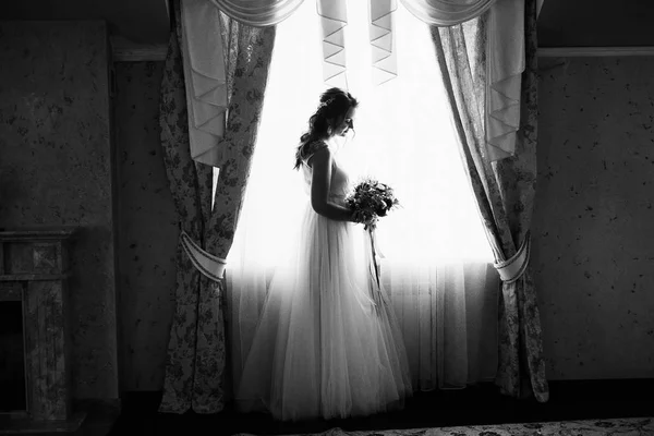Молодая Красивая Невеста Позирует Помещении — стоковое фото