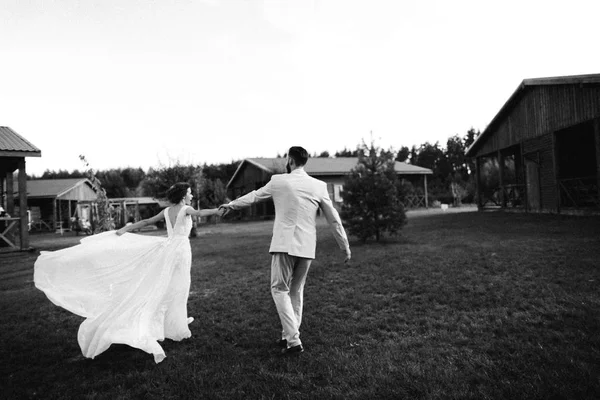 Lyckligt Par Unga Nygifta Promenader — Stockfoto