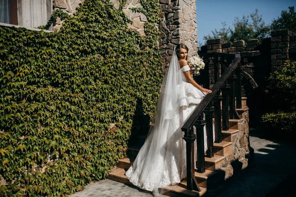 Junge Schöne Glückliche Braut Posiert — Stockfoto