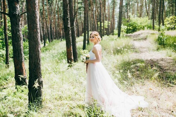 森の中の繊細な美しい花嫁 — ストック写真