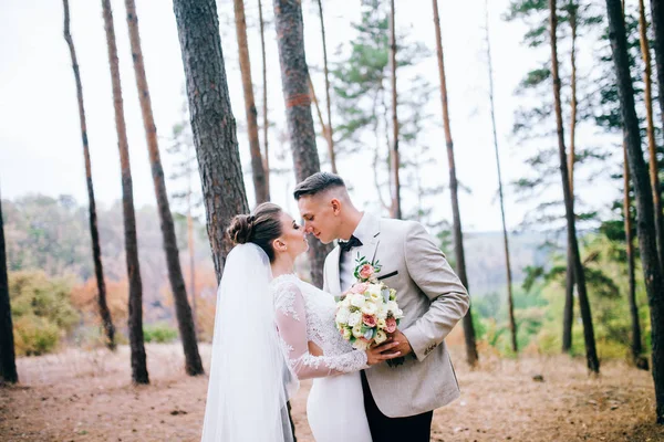 Joven Pareja Recién Casados Posando Bosque —  Fotos de Stock
