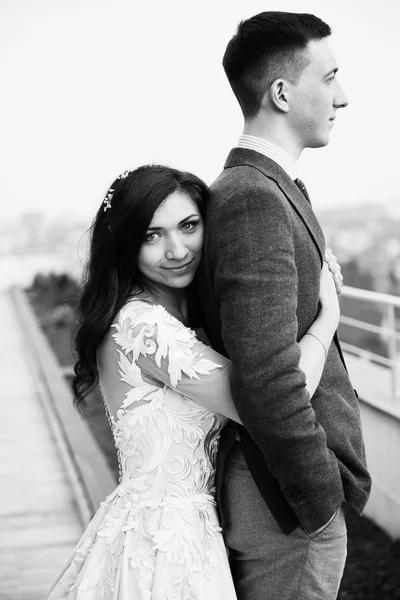 Belo Jovem Casal Recém Casados Telhado — Fotografia de Stock