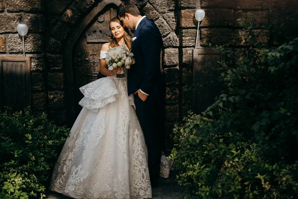 Glückliches Junges Schönes Hochzeitspaar — Stockfoto