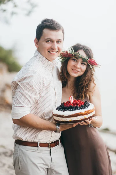 Mutlu güzel genç çift pasta holding 