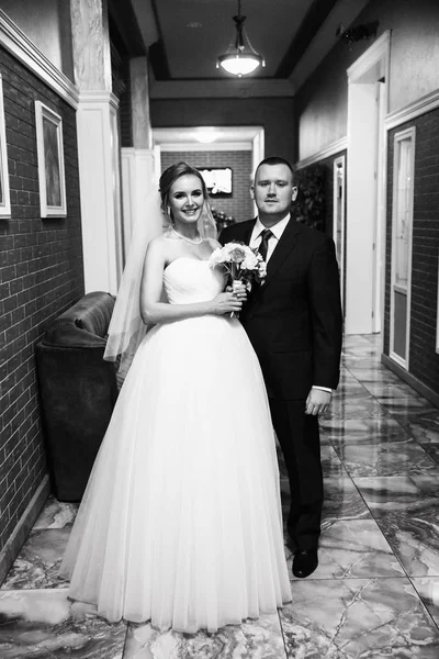 genç güzel çift kapalı poz