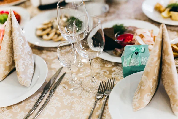 şenlikli masaya farklı yemekler