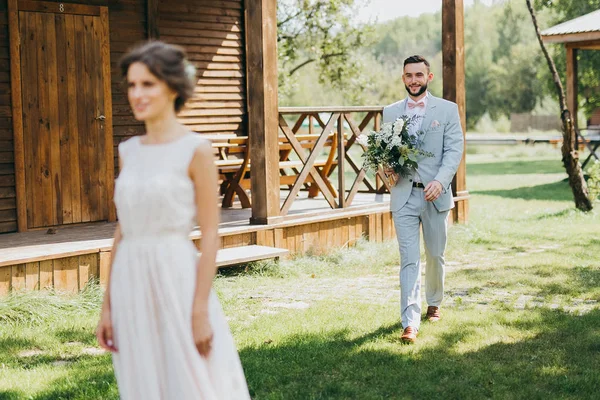 Casal Feliz Jovens Recém Casados Por Casa — Fotografia de Stock