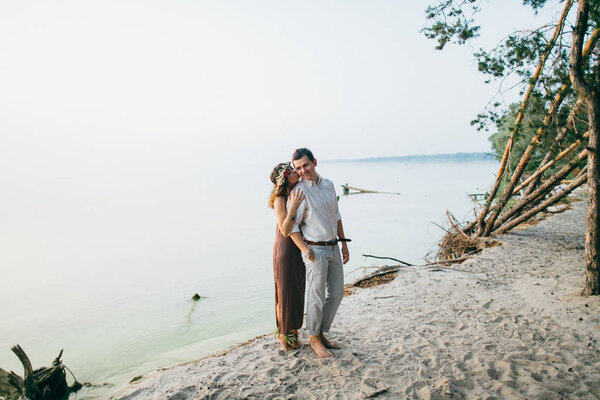 Счастливая молодая пара у озера
