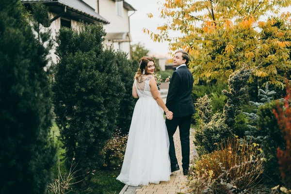 Hermosa Joven Pareja Recién Casados Cogidos Mano — Foto de Stock