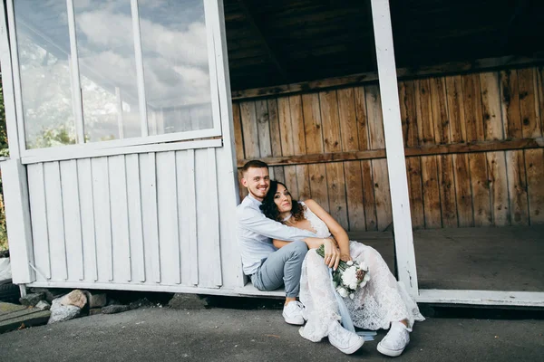 Schönes Junges Paar Posiert Von Altem Haus — Stockfoto