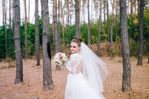 Finom Gyönyörű Menyasszony Erdőben — Stock Fotó