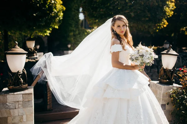 Genç güzel mutlu gelin poz 