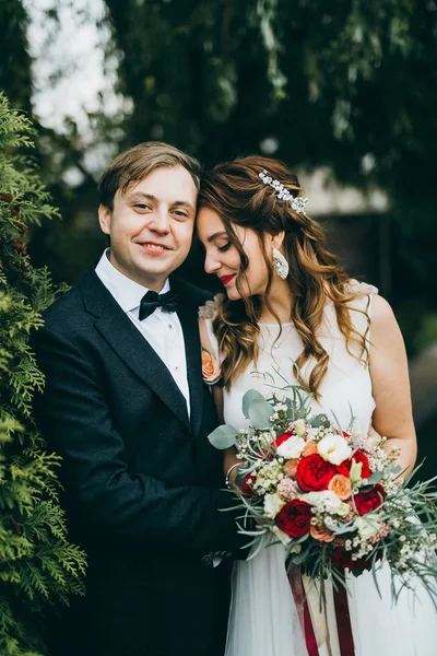 新婚夫婦を屋外の美しい若いカップル — ストック写真