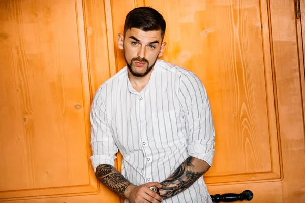 yakışıklı delikanlı kapı arka plan üzerinde poz