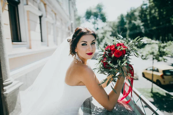 Feliz Joven Hermosa Novia Posando — Foto de Stock