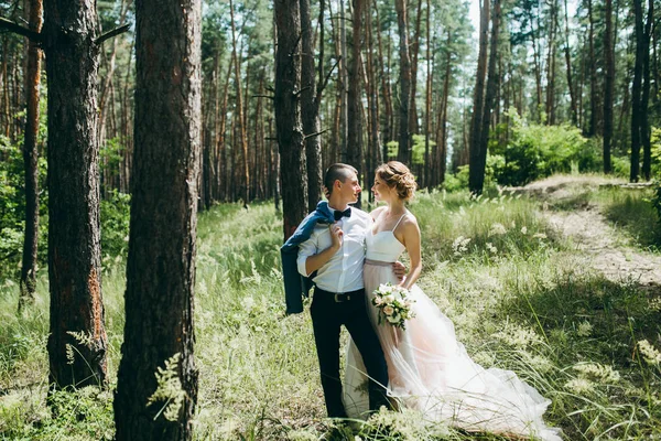 Feliz Pareja Jóvenes Recién Casados Bosque — Foto de Stock