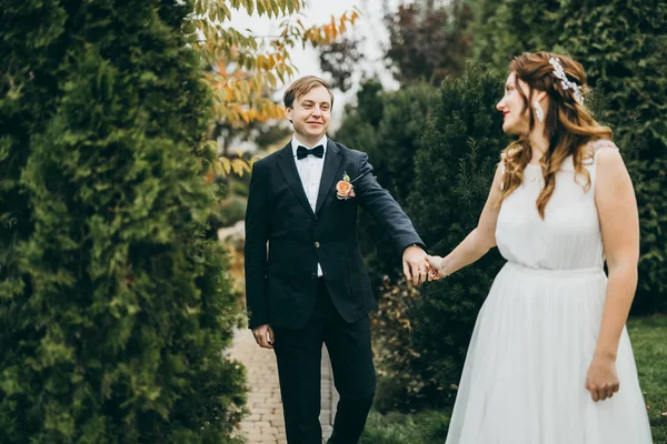 Belo Jovem Casal Recém Casados Livre — Fotografia de Stock