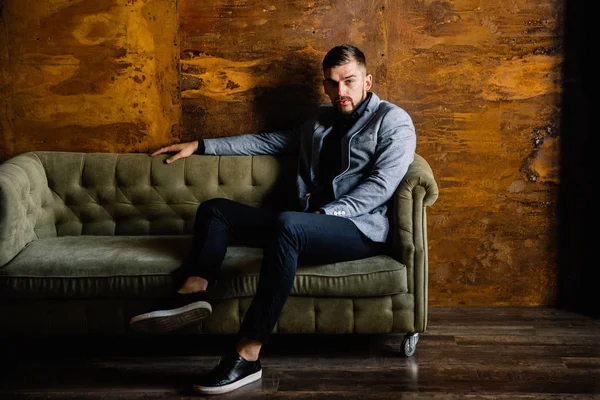 Antrenöre oturan genç yakışıklı adam